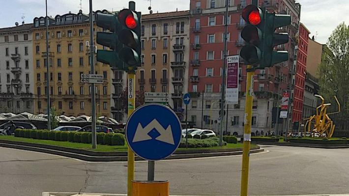 Infastidito dai semafori ne spacca sette a martellate, denunciato