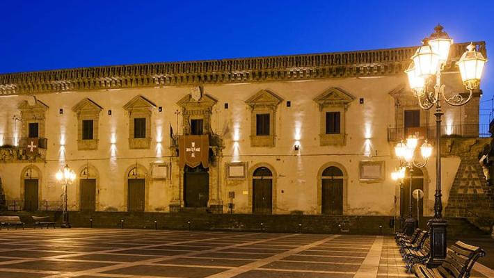 Siracusa, due 13enni litigano sul campo di calcio e il padre di uno dei due spara e quasi uccide l'altro papà