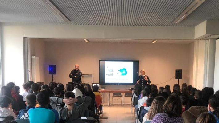 I pericoli della rete spiegati ai ragazzi dai poliziotti