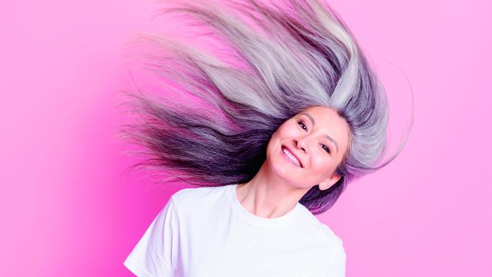 Perché i capelli diventano grigi:  come rallentare  l'incanutimento  e  quando  è  causato da  un disturbo