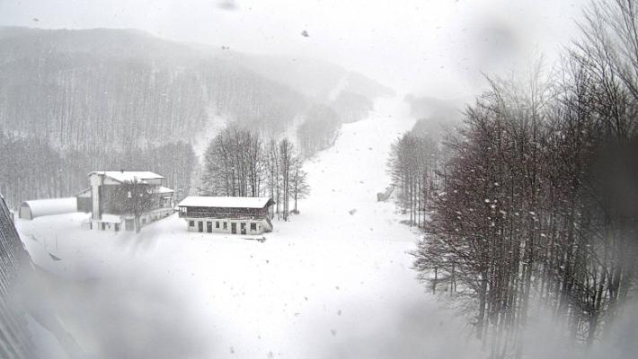 Appennino, torna la neve: Pratospilla imbiancata, 10 centimetri al passo delle Radici