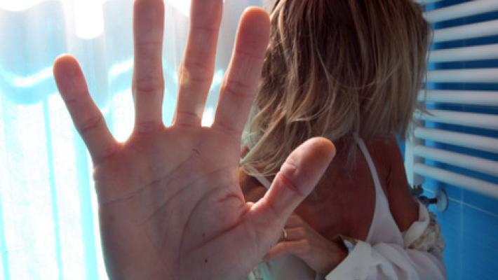 Ragazza aggredita, molestatore messo in fuga dal padre