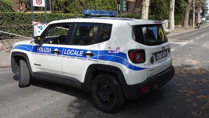 Controllo in un bar del centro, lo spacciatore scappa. Preso: 113 grammi di cocaina sequestrati (11 mila euro)