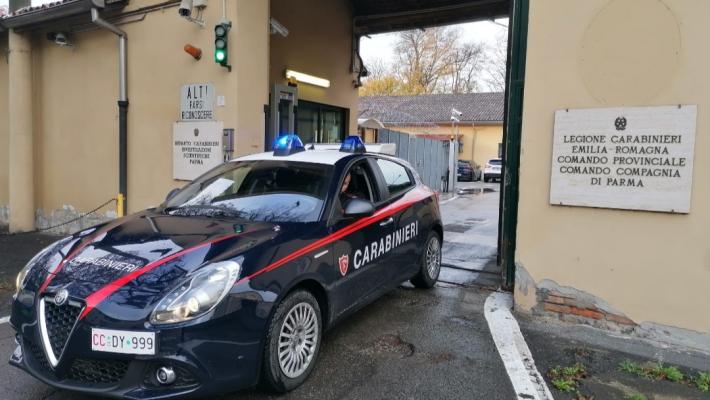 Dà in escandescenze in strada e aggredisce i carabinieri: arrestata 