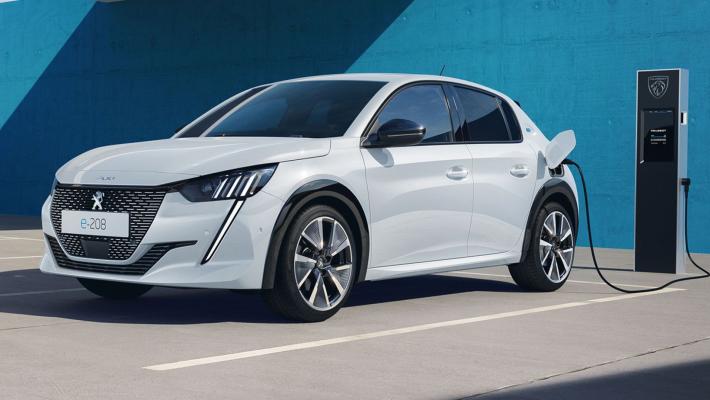 Al volante della piccola Peugeot con la spina: stile e sprint