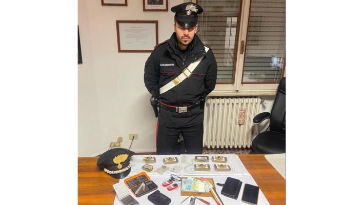 Coppia agli arresti domiciliari, sorpresa con hashish. Arrestati