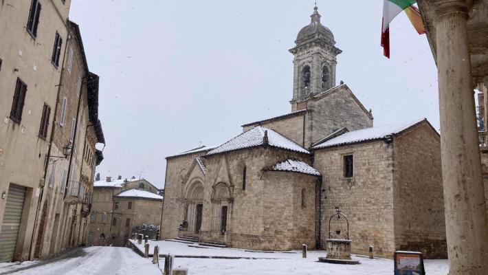 Siena, la neve blocca l'ambulanza:  il bimbo nasce in casa grazie ai consigli al telefono dell'ostetrica