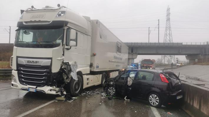 Neve,  ancora incidenti in provincia: auto capottata a Borgotaro e uno schianto a Valmozzola con il conducente incastrato  nell'abitacolo