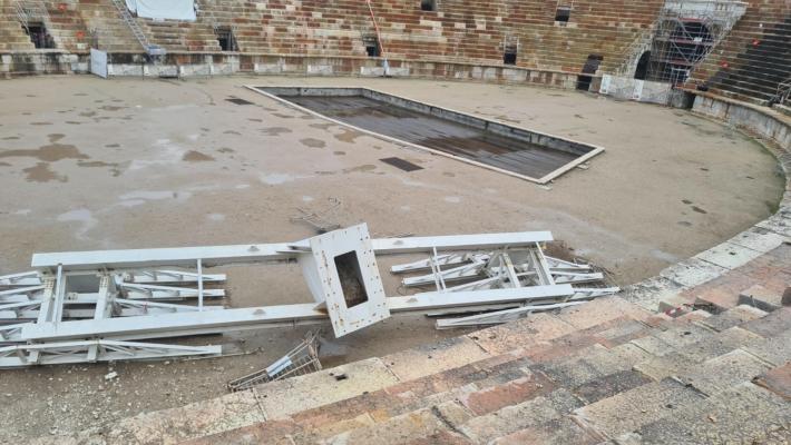 Crollano gli addobbi natalizi: danneggiate le gradinate dell'Arena di Verona. E la magistratura sequestra il monumento