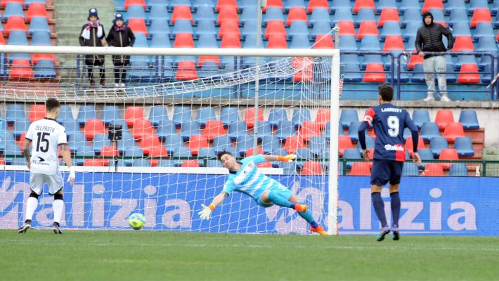 Il Parma non è praticamente sceso in campo. Il primo tempo finisce con il Cosenza avanti 1-0