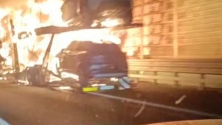 Bisarca a fuoco in A21: chiuso lo svincolo dell'A1 a Fiorenzuola verso la Cremona-Brescia