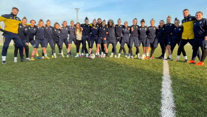 Anche il Parma calcio aderisce alla giornata dei calzini spaiati