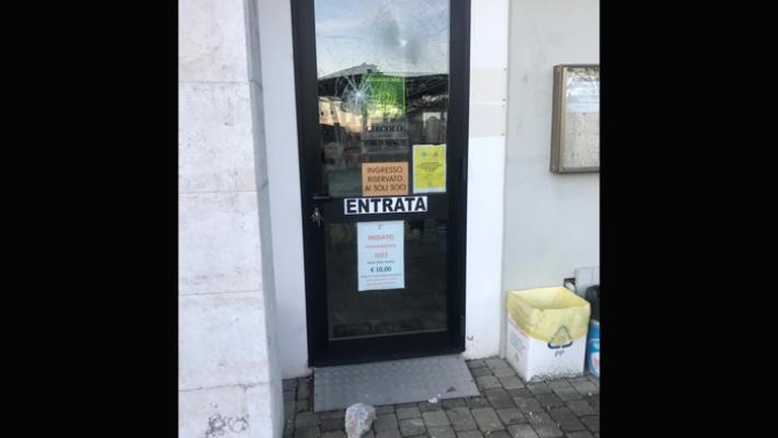 Presa a sassate la porta  del circolo Forum novum