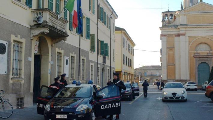Montecchio, picchia e insulta i genitori, la madre minacciata con un coltello: arrestato un 25enne