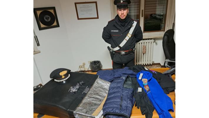 Furti in negozio dell'outlet: arrestata una coppia
