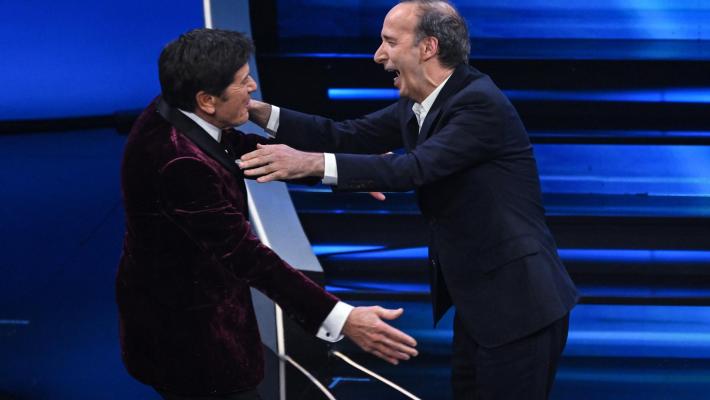 Roberto Benigni apre Sanremo 2023: inno alla Costituzione, alla pace e alla libertà