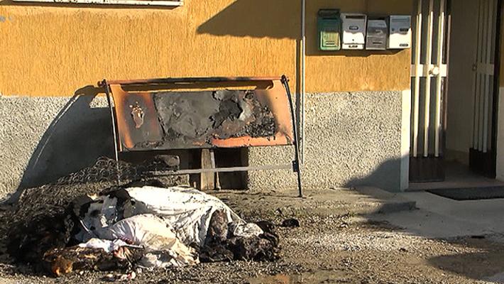 Via Emilio Lepido, l'incendio causato da una stufetta in camera da letto:  grave una parmigiana di 63 anni. Il primo soccorso dai vicini che hanno domato le fiamme con delle bacinelle d'acqua