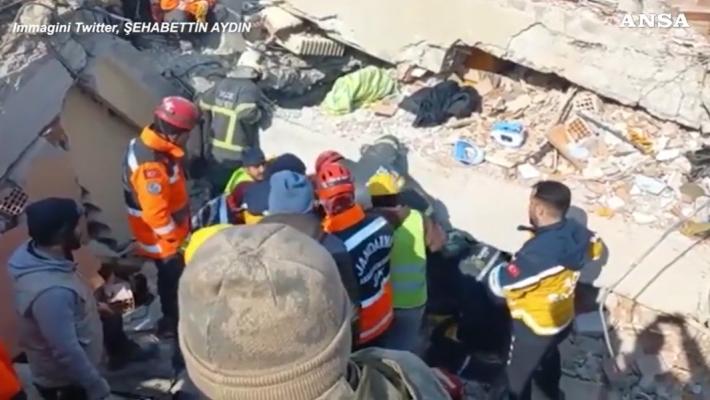Sisma Turchia-Siria: salvato bebè  di 7 mesi dopo 140 ore