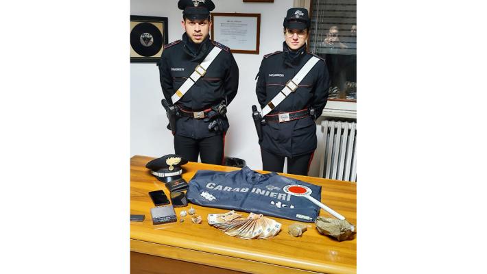 Carabinieri lo bloccano dopo “scambio – lampo”