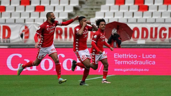 Il Bari espugna Brescia 2-0. Vince la Reggina, pari per il Sudtirol. E il Genoa travolge la Spal  - Risultati, commenti  e classifica