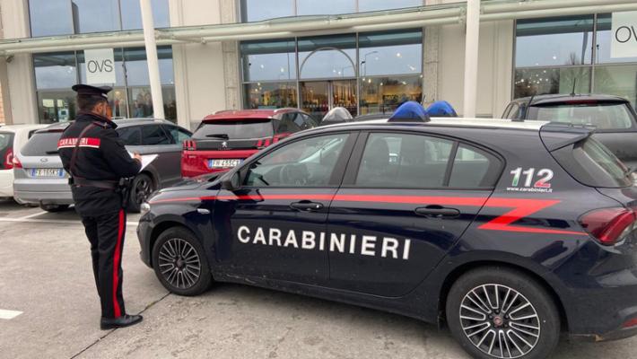 Via Emilio Lepido, ruba in un negozio e aggredisce l'addetto alla sicurezza: arrestato