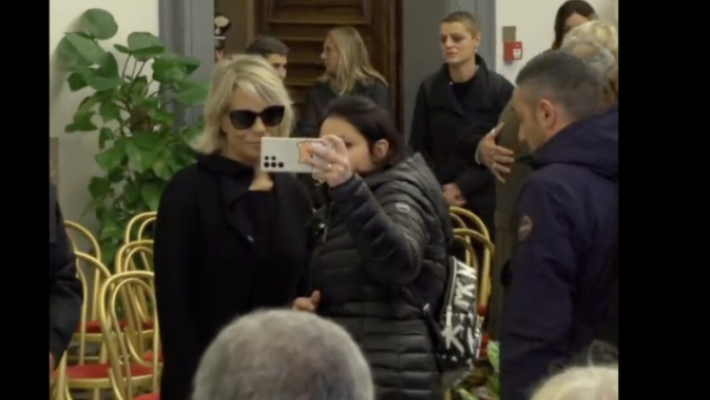 Maria De Filippi e i selfie in camera ardente: continua la polemica 