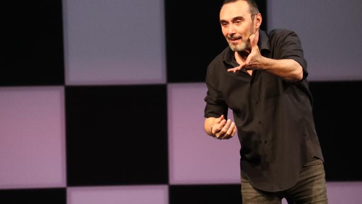 Con Giacobazzi la vita   è una partita a scacchi