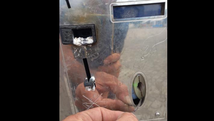 Vandali in azione a Varano e a Fornovo: danneggiate irreparabilmente le casette dell’acqua