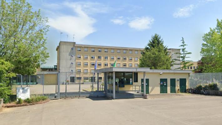 Carcere di Reggio Emilia, detenuto aggredisce 5 agenti