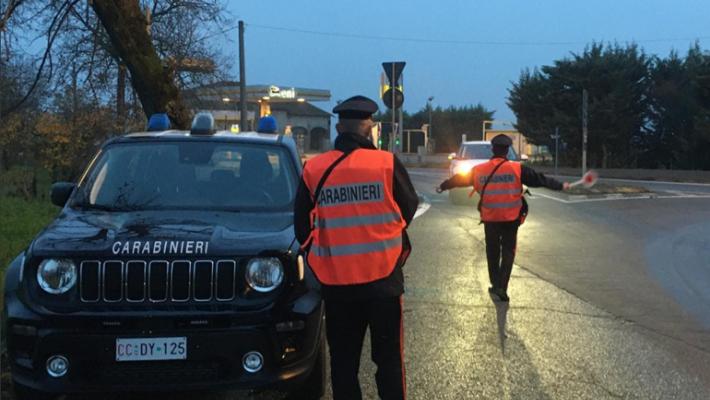 controlli carabinieri procedeva a “zig a zag” con l’autovettura 