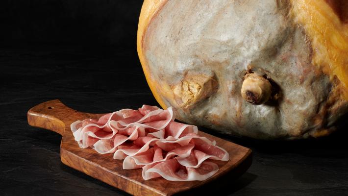 Prosciutto di Parma, c'è il nuovo disciplinare: più stagionatura, meno sale e cosce più pesanti
