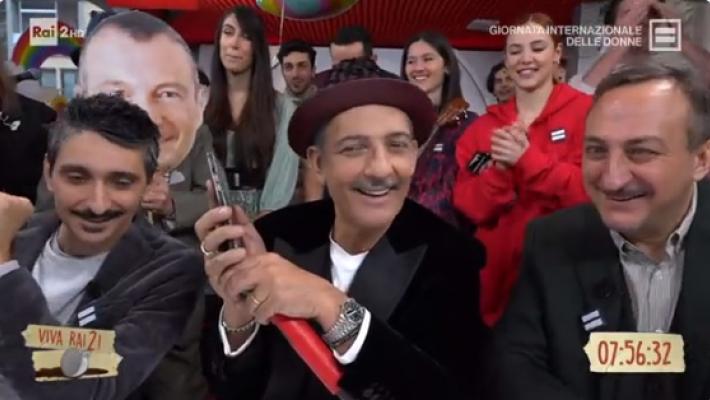 Antonello Venditti chiama Fiorello in diretta: "Auguri a tutte le donne del mondo"