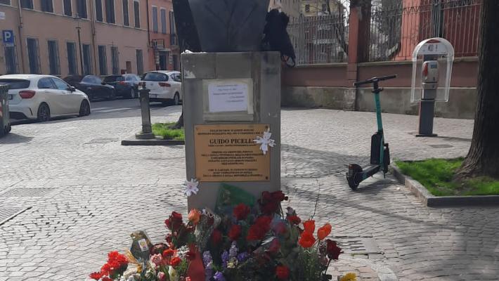 Un fiore per Guido Picelli dopo l'oltraggio di mercoledì