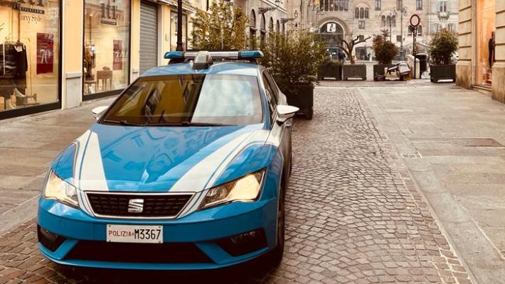 54 enne ritrova un portafogli con 600 euro e lo consegna alla polizia. Soldi e documenti restituiti ad un 84enne