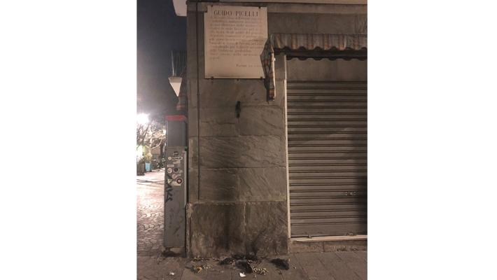 Rintracciato l’uomo che avrebbe bruciato la corona di fiori posta sotto la lapide di Guido Picelli