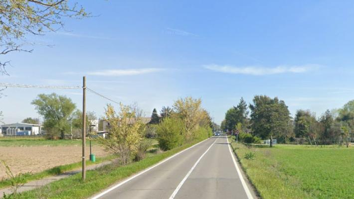 Il motorino finisce contro un palo della luce: muore un 43enne nel Reggiano 