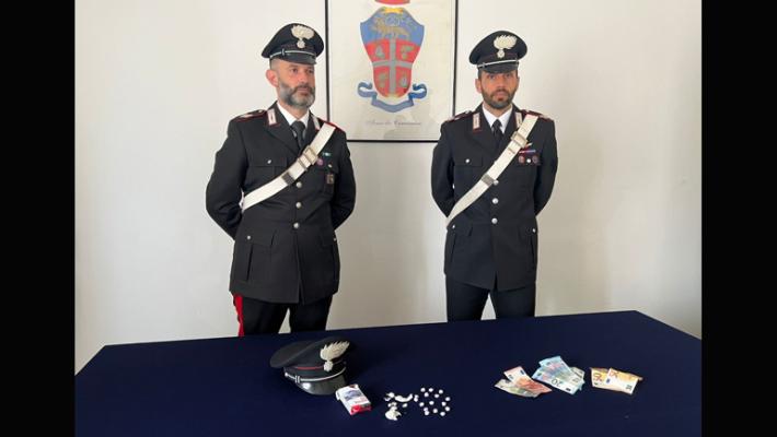 Tenta la fuga con un monopattino: bloccato e trovato in possesso di droga