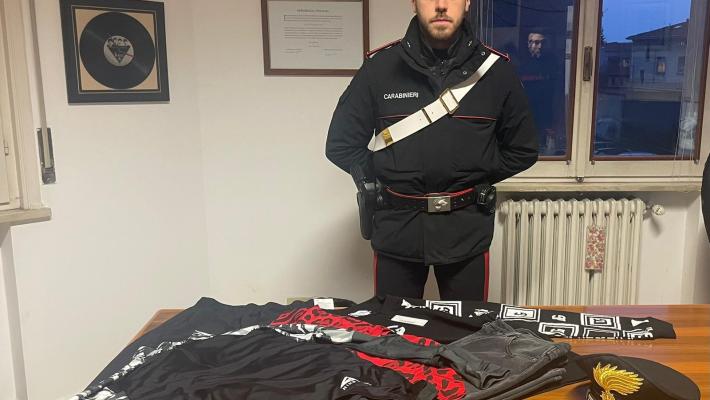 Ruba 1200 euro di vestiti  all'outlet e li indossa sotto i suoi,  ma viene fermato e arrestato