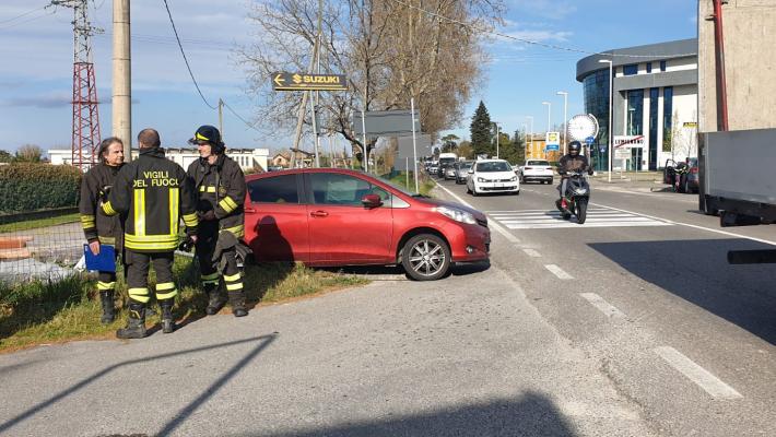 Lemignano, scontro tra due auto: grave una 50enne