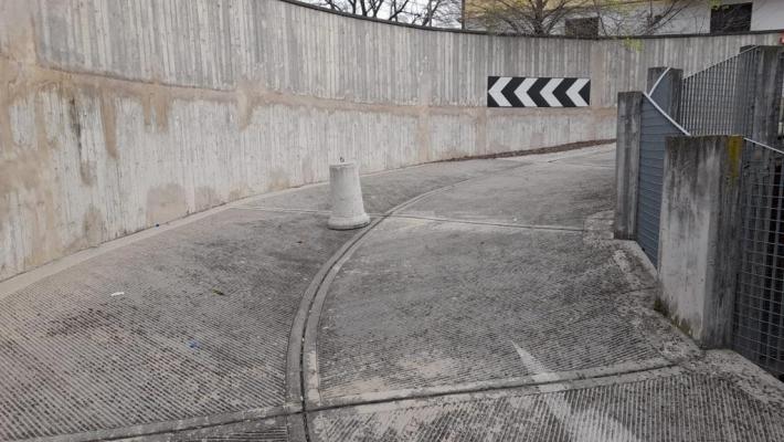 Ripulito il parcheggio di via Trieste
