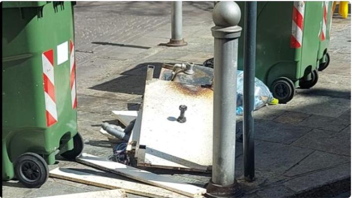 Oltretorrente, rifiuti abbandonati in piazzale Bertozzi