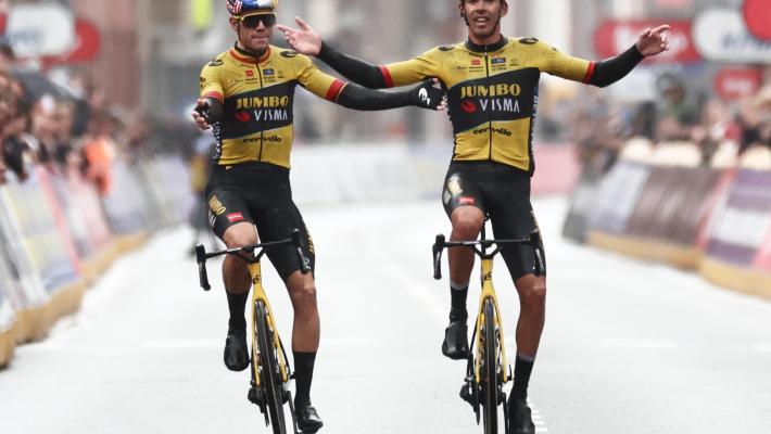 Il francese Laporte vince la Gand-Wevelgem anche grazie al bel gesto del suo capitano Van Aert