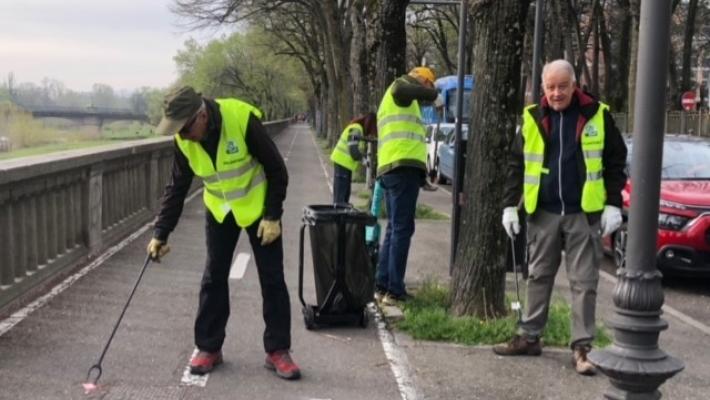 Dall'ufficio della banca all'aria aperta per pulire le strade dai rifiuti: impiegati " in missione" per l'ambiente  