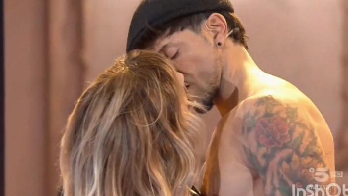 Il "Brivido felino" di Lorella Cuccarini ed Emanuel Lo ad Amici: bacio sulle note di Mina - Video