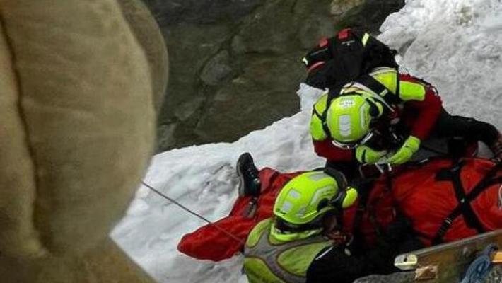 Motoslitta nel torrente a Cervinia, tre persone in gravi condizioni