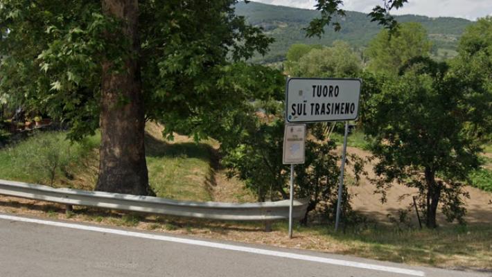 Strangola la compagna e si impicca nel giardino