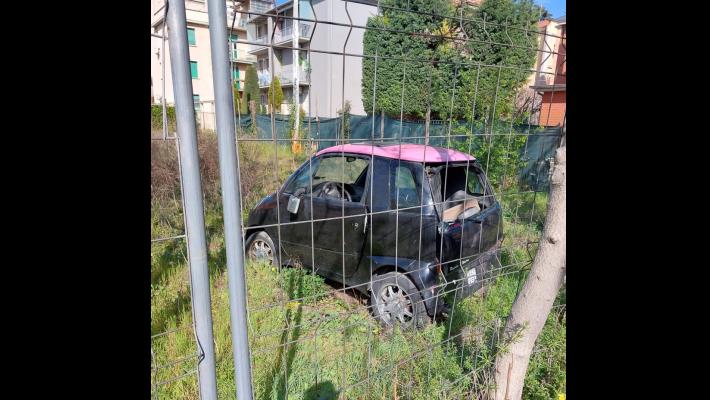 L'auto abbandonata in via Pasubio