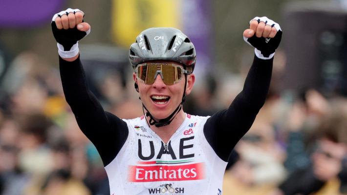 Giro della Fiandre, Pogacar vince in solitaria. Secondo van der Poel