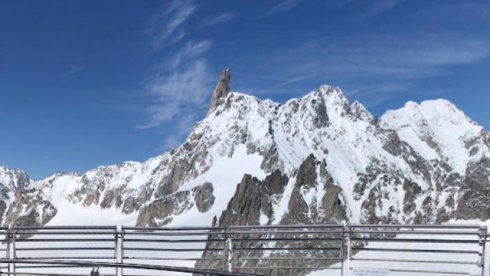 Valanga anche a Courmayeur: estratto illeso uno sciatore sepolto, sfiorati altri due 