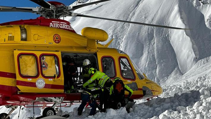 Valanghe, 214 ore tragiche sulle Alpi: 4 morti. Una madre sepolta dalla neve mentre le figlie gareggiano sugli sci